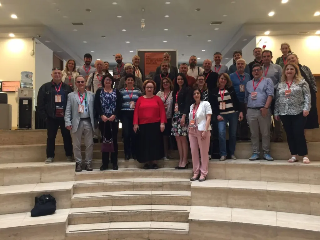 Underground4value-group photo of meeting participants standing in a amphitheater